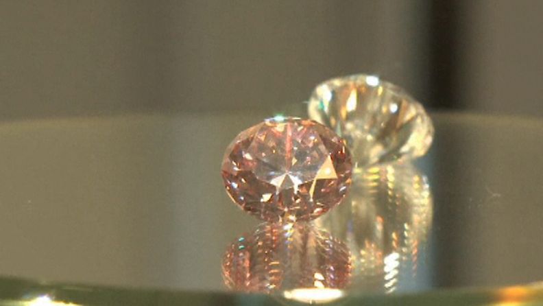 Pinkin 12.04 karaatin timantin takana kirkas 11.85 karaatin timantti.