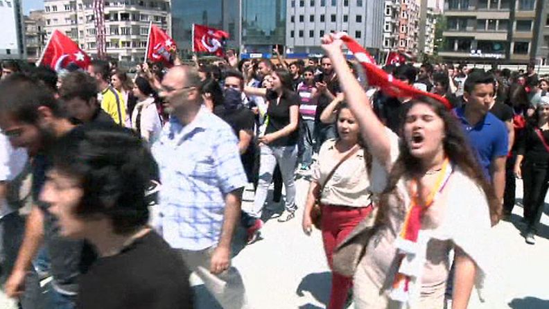Mielenosoittajat ovat Istanbulin kaduilla neljättä päivää.