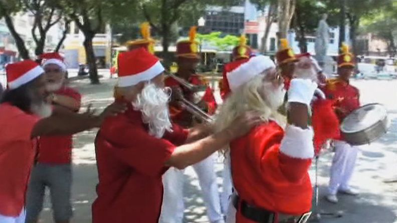 Joulupukkikoulun paraati marssittiin samban tahdissa. 