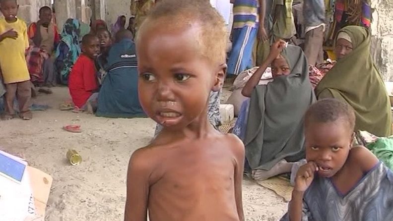 Nälkää pakoon Mogadishuun saapuneita on leiriytynyt kirkon raunioihin.