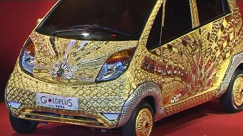 Intialainen halpisauto sai kulta- ja jalokivikuoren.