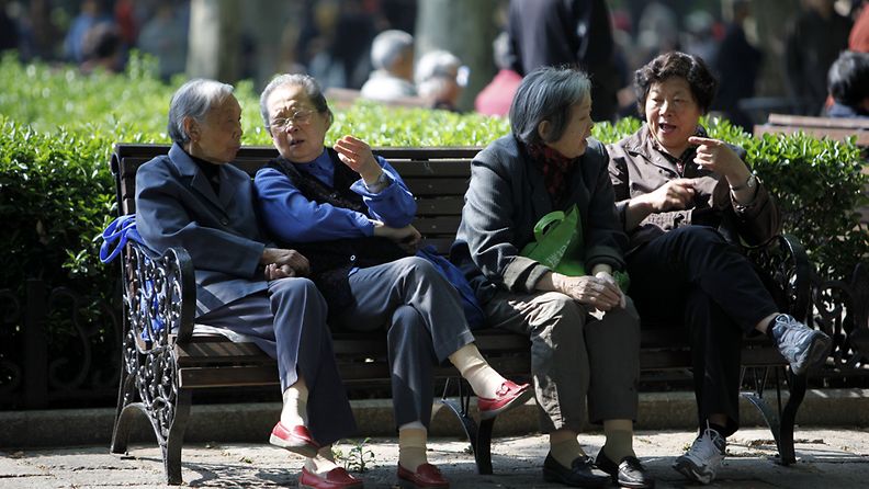 Kiinalaisia eläkeläisiä rentoutumassa puistossa Shanghaissa. Kuva: EPA