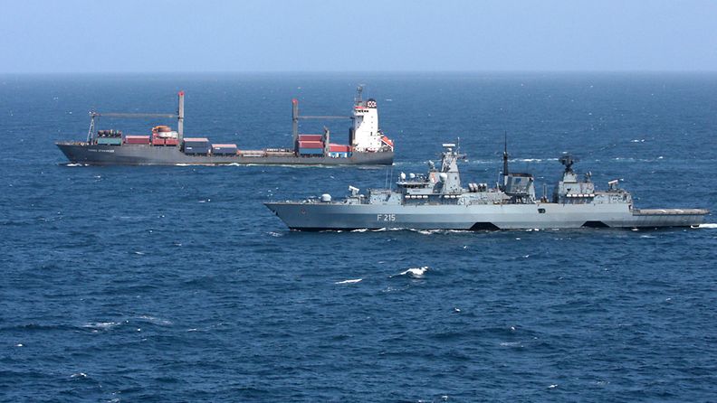 Saksalainen sotalaiva suojaamassa kauppa-alusta Intian valtamerellä.