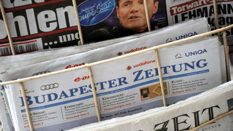 Unkarilaisia lehtiä, muun muassa Budapester Zeitung lehtikojussa Budapestissä 5. huhtikuuta 2011.