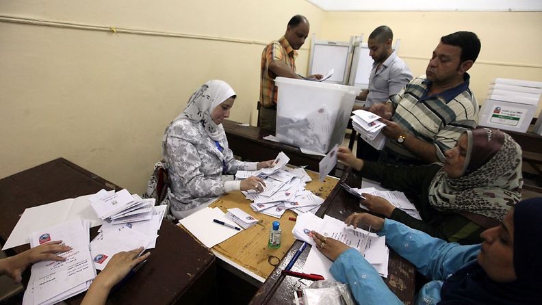 Ääniä lasketaan Egyptin presidentinvaalien toisen päivän jälkeen 24.5. 2012 (Kuva: EPA) 