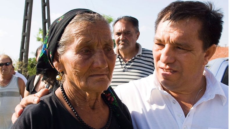 Romanihyökkäyksessä surmansa saaneen naisen äitiä lohdutettiin vuonna 2009. 