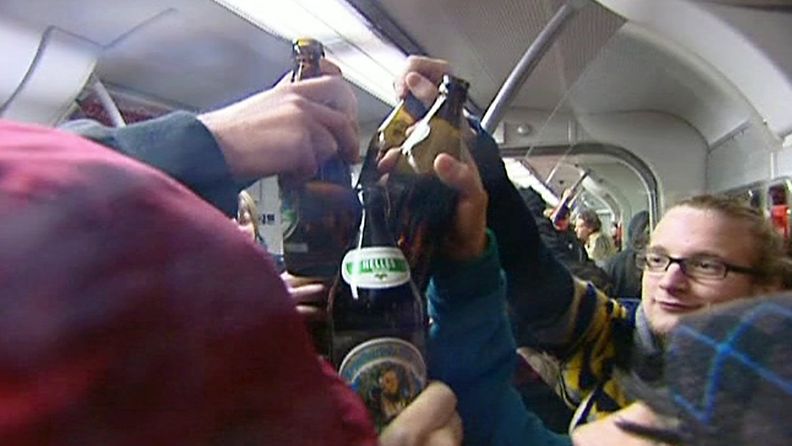Prosit! Viimeinen mahdollisuus juopotella Münchenin paikallisjunissa keräsi 2000 nuorta jättijuominkeihin.