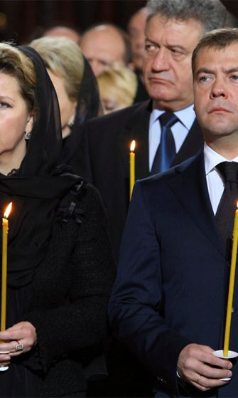 Venäjän presidentti Dmitri Medvedev ja hänen vaimonsa Svetlana tänään  Moskovan ja koko Venäjän patriarkka Aleksi II:n hautajaisissa.  