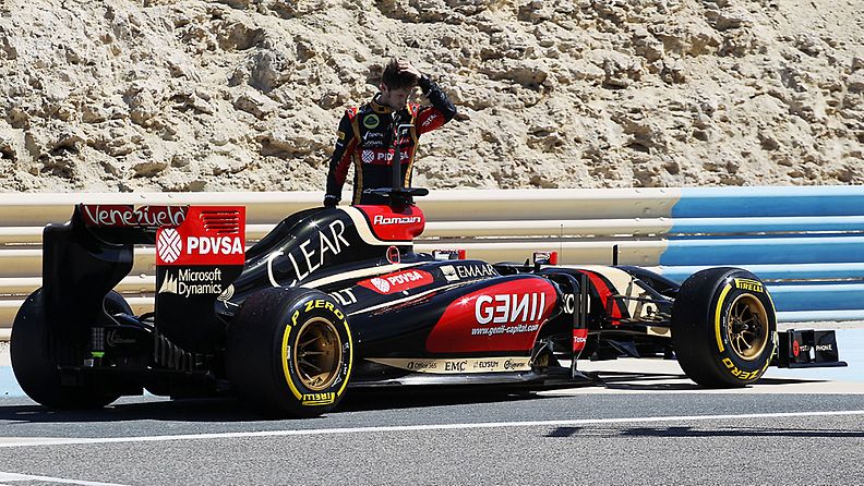 Romain Grosjeanin Lotus jäi Bahrainissa tien poskeen.