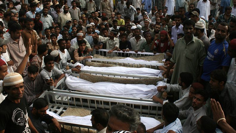 Karachissa haudattiin väkivaltaisuuksissa kuolleita 17.8.2011.
