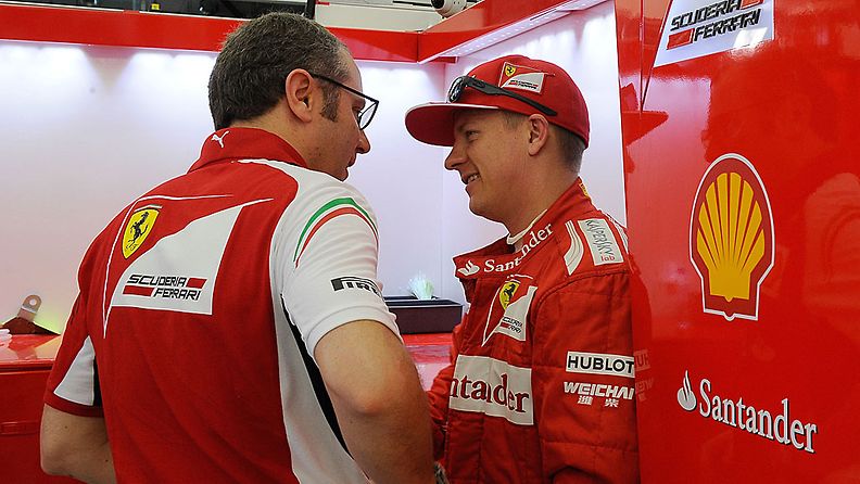 Tallipäällikkö Stefano Domenicali ja Kimi Räikkönen jutustelevat varikolla.