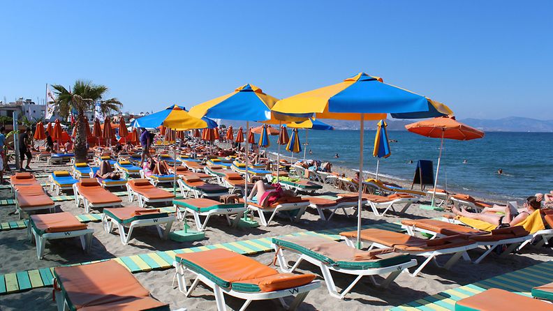 Päivävarjoja ja aurinkotuoleja Kosin kaupungin rannalla Kos-saarella Kreikassa, 30. toukokuuta 2012.