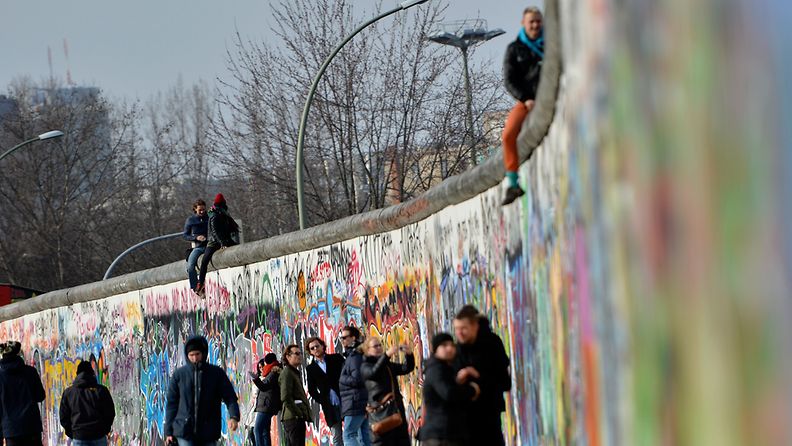 Mielenosoittajat vastustavat Berliinin muurin katkaisemista rakennustyömaata varten. Kuva maaliskuulta 2013. 