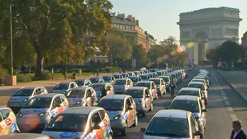 Pariisissa on aloitettu sähköautojen itsepalveluvuokraus.