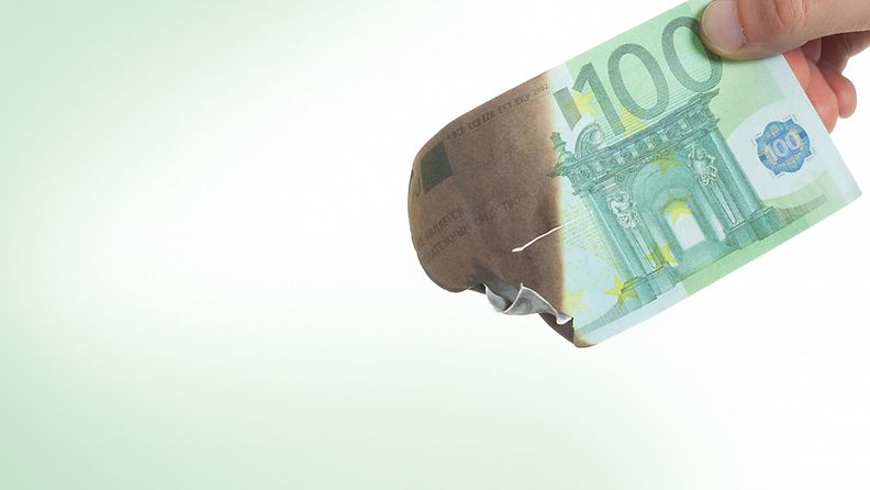Kuvituskuvassa sadan euron seteli palaa miehen kädessä.