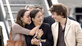 Ingrid Betancourt tapasi lapsensa 3.7.2008 yli kuuden vuoden panttivankeuden jälkeen. 