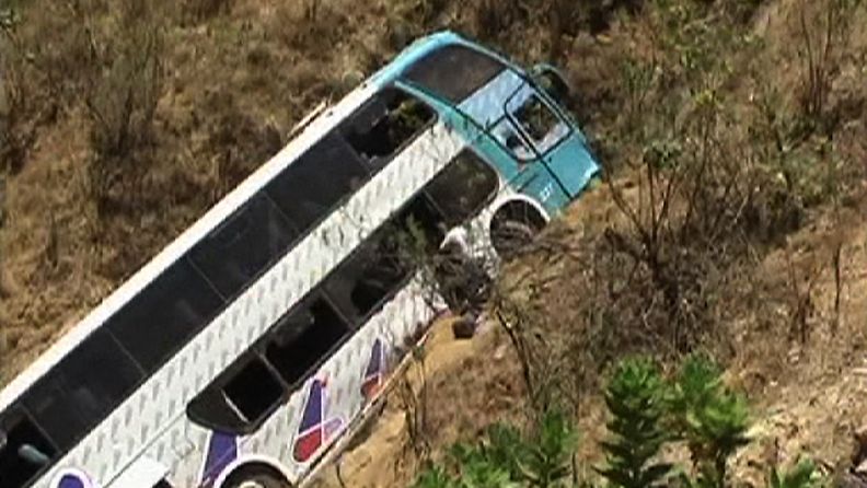 Bussi syöksyi vuoristotiellä syvään rotkoon Perussa. 