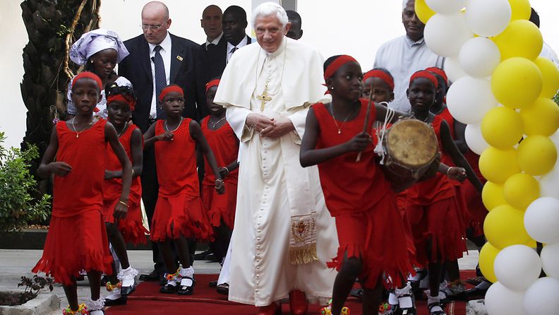Paavi vierailulla Beninin pääkaupungissa Cotonoussa marraskuussa 2011.