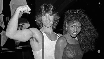 Simon Cowell ja Sinitta vuonna 1986.