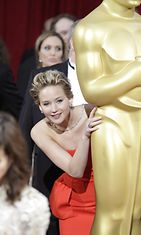 Jennifer Lawrence piilotteli suuren Oscar-patsaan takana.