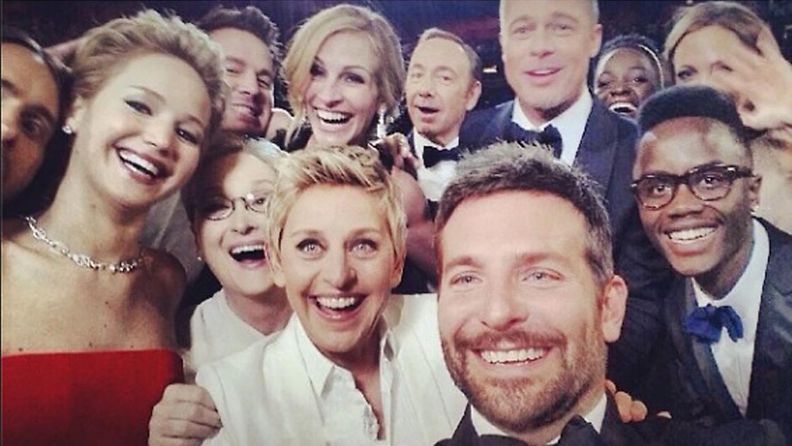 Oscar-gaalan Juontaja Ellen DeGeneres otti hauskan yhteiskuvan supertähtien kanssa, ja latasi sen Twitteriin.