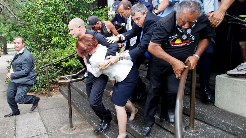 Australian pääministeri Julia Gillard menetti rytäkässä toisen kenkänsä. 