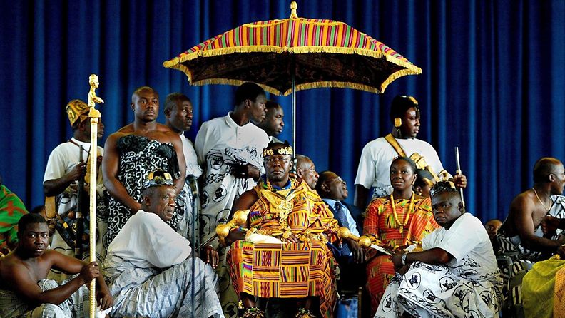 Ashantikuningas Otumfuo Tutu II seurueineen Hollannissa 2002.