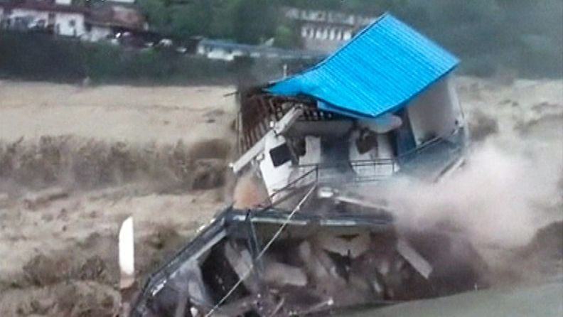 Kolmikerroksinen asuintalo romahti Sichuanissa rankkasateiden aiheuttaman tulvan johdosta.