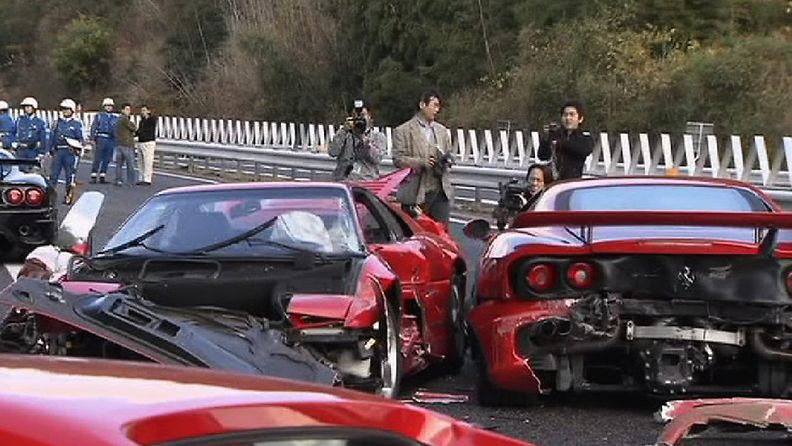 Kahdeksan Ferraria ja neljä  muuta luksusautoa romuttui ketjukolarissa Japanissa.