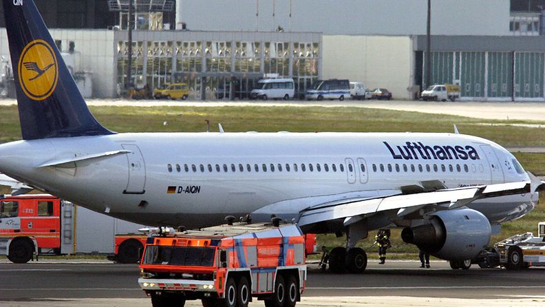 Arkistokuva. Lufthansan A320 teki hätälaskun Frankfurtin lentokentälle 2004.