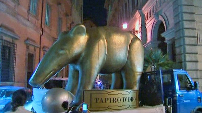 Kultaista tapiiria vietiin avolava-autolla pääministeri Berlusconin virka-asunnolle.