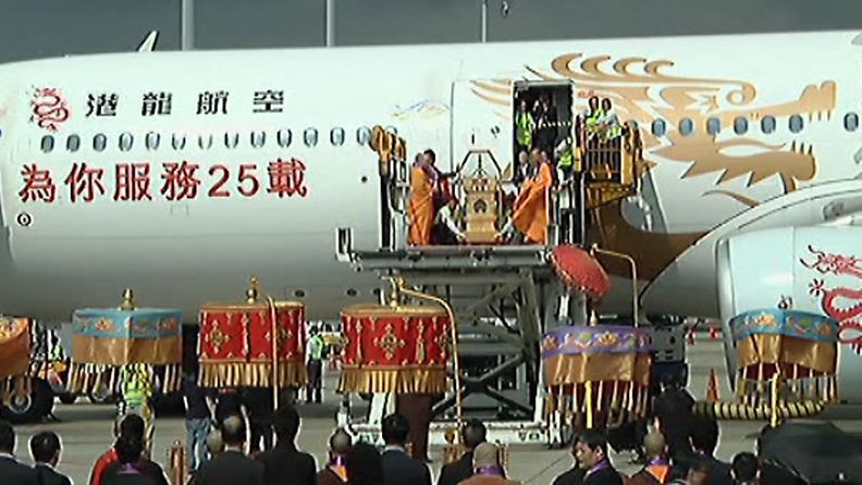 Buddha-reliikki tuotiin manner-Kiinasta näytille Hong Kongiin 25.4.2012