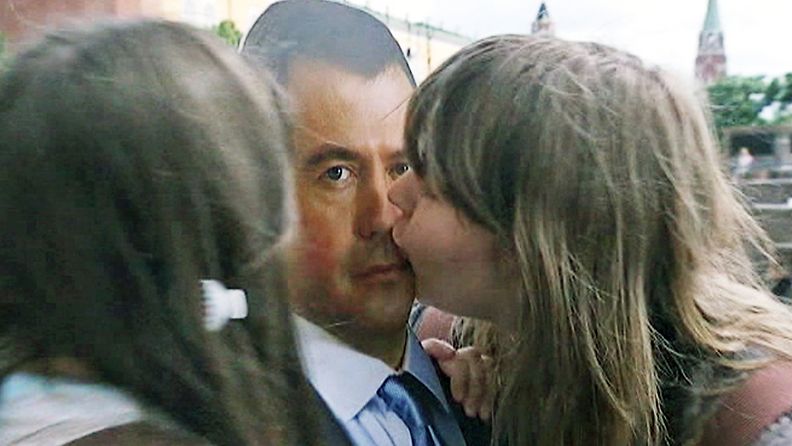 Pahvinen Medvedev saa mojovan muiskun.