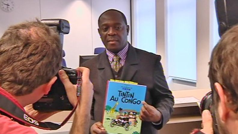 Kongolainen opiskelija Mbutu Mondondo Bienvenu vaatii oikeusteitse Tintti Kongossa -sarjakuvan poistamista kaupoista.