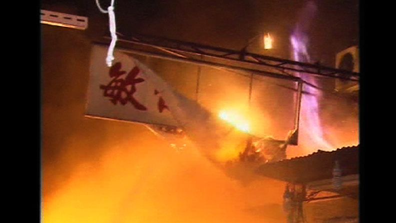 Kowloonin alueella syttynyt tulipalo levisi räjähdysmäisesti tuhoten markkinakojuja.