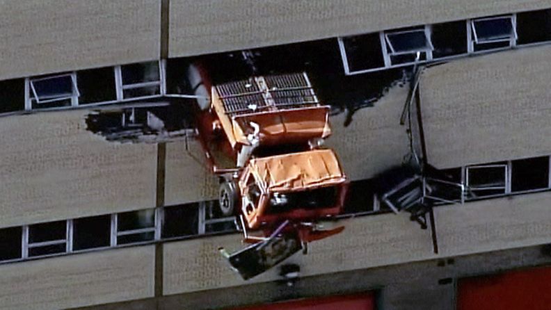 Suolausauto roikkui useita tunteja puolittain ulos toisen kerroksen seinästä New Yorkissa.