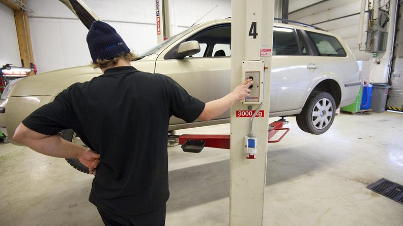 Henkilöautoa korjataan autokorjaamolla Espoossa 13. joulukuuta 2013.