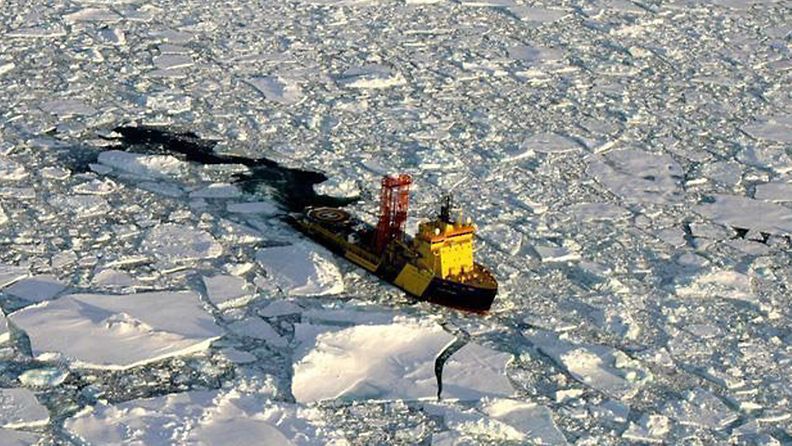 Jäänmurtaja Viking Mar tutkimusmatkalla 250 kilometrin päässä Pohjoisnavasta vuonna 2004.