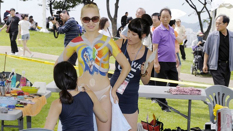 Korealainen vartalomaalaaja Lee Eon Ju viimeisteli kansaivälisen bodypaintingkilpailun työtään Daegun keskustan puistossa 27. elokuuta 2011. 