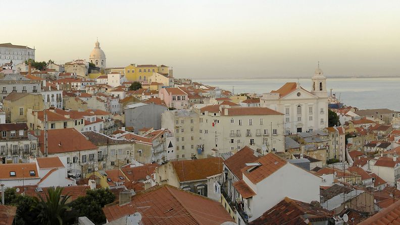 Näkymä Alfamaan Lissabonin vastakkaiselta laidalta.