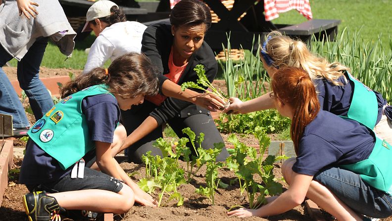 Michelle Obama sai apua koululaisilta Valkoisen talon keittiöpuutarhan kevätpuuhissa
