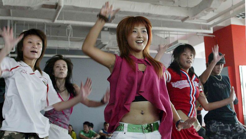 Idolsin kiinalaisversion Super Girlin kilpailija tanssiharjoituksissa vuonna 2005.