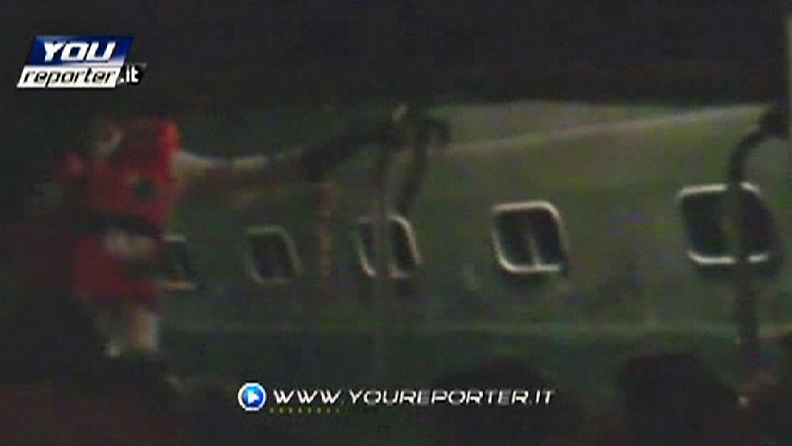Kuvankaappaus pelastusveneessä kuvatusta kännykkävideosta Costa Concordia -aluksen haverin jälkeen.