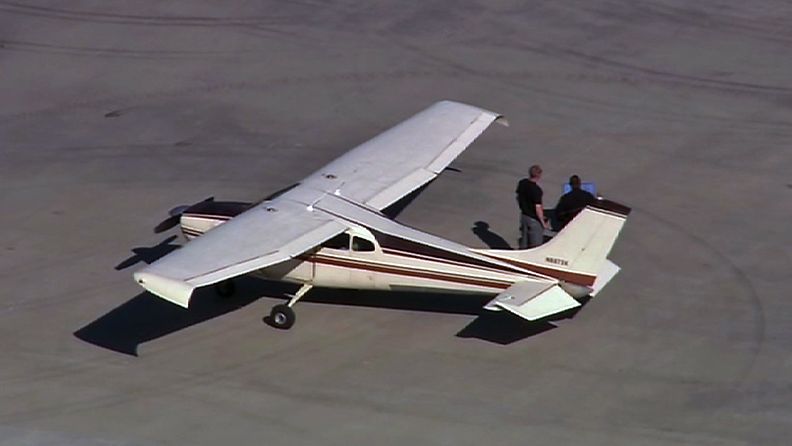 Cessna 182 -kone pakotettiin laskeutumaan Long Beachin kentälle Kaliforniassa.
