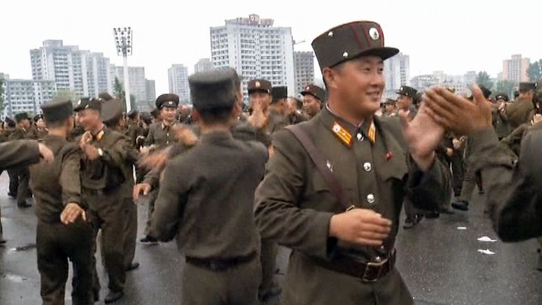 Pohjois-Korean sotilaat laittoivat jalalla koreasti Kim Jong-unin kunniaksi.