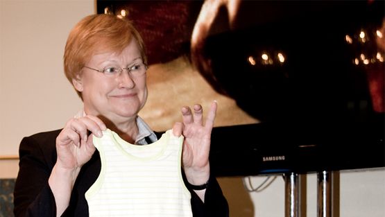 Presidentti Tarja Halonen esitteli suomalaista äitiyspakkausta New Yorkissa 25.9.2008 YK:n yleiskokouksen yhteydessä järjestetyssä tapaamisessa. Kuva: Anne Saint-Pierre / Tasavallan presidentin kanslia.