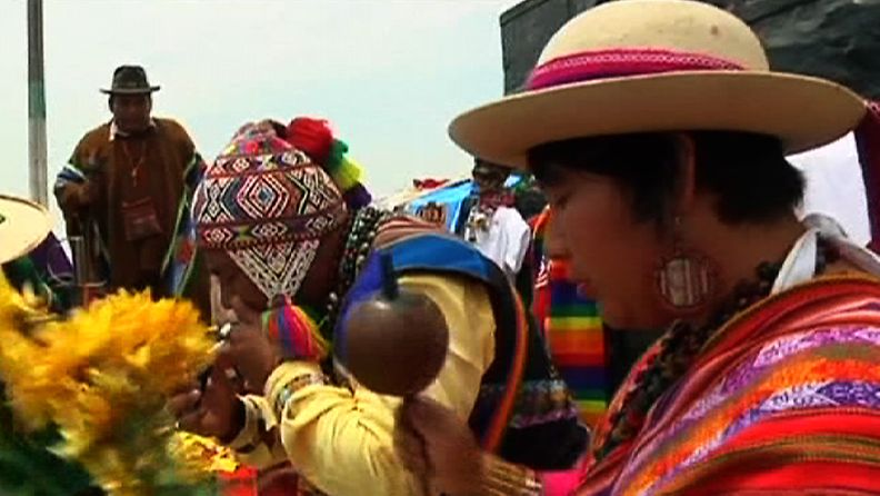 Perulaiset inka-shamaanit torjuvat rituaalillaan Meksikon maya-kansan maailmanlopun ennustuksia.