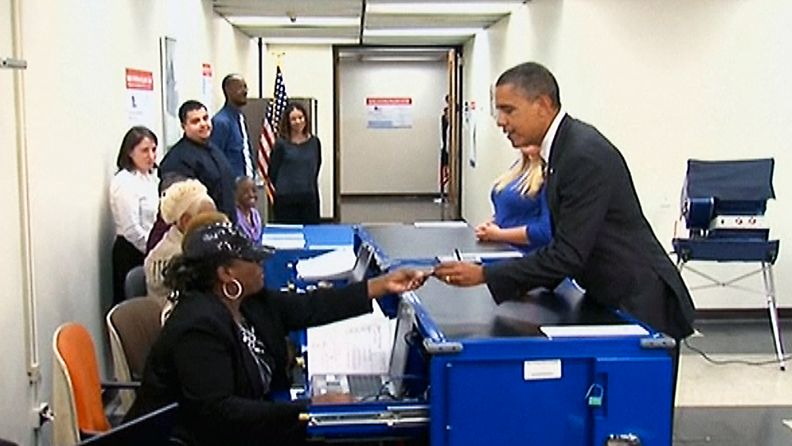 Vaalivirkailija pyysi Barack Obamaa esittämään henkilöllisyystodistuksensa. 