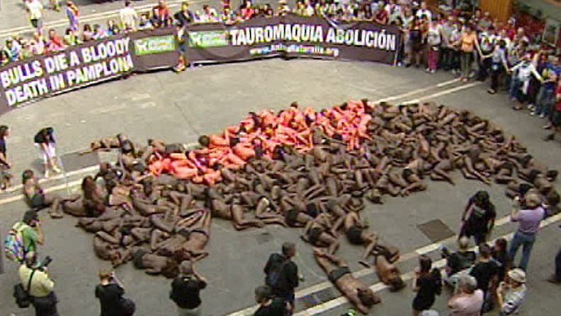 Mielenosoittajat muodostivat verisen härän Pamplonan keskustassa.