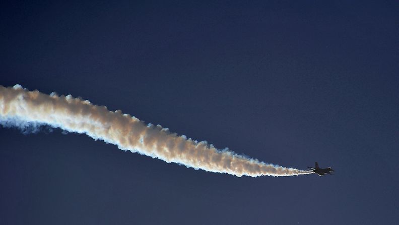 A US Airforce F-16 flys at the Australian International Airshow at Avalon in Melbourne, Australia, 01 March 2011. 